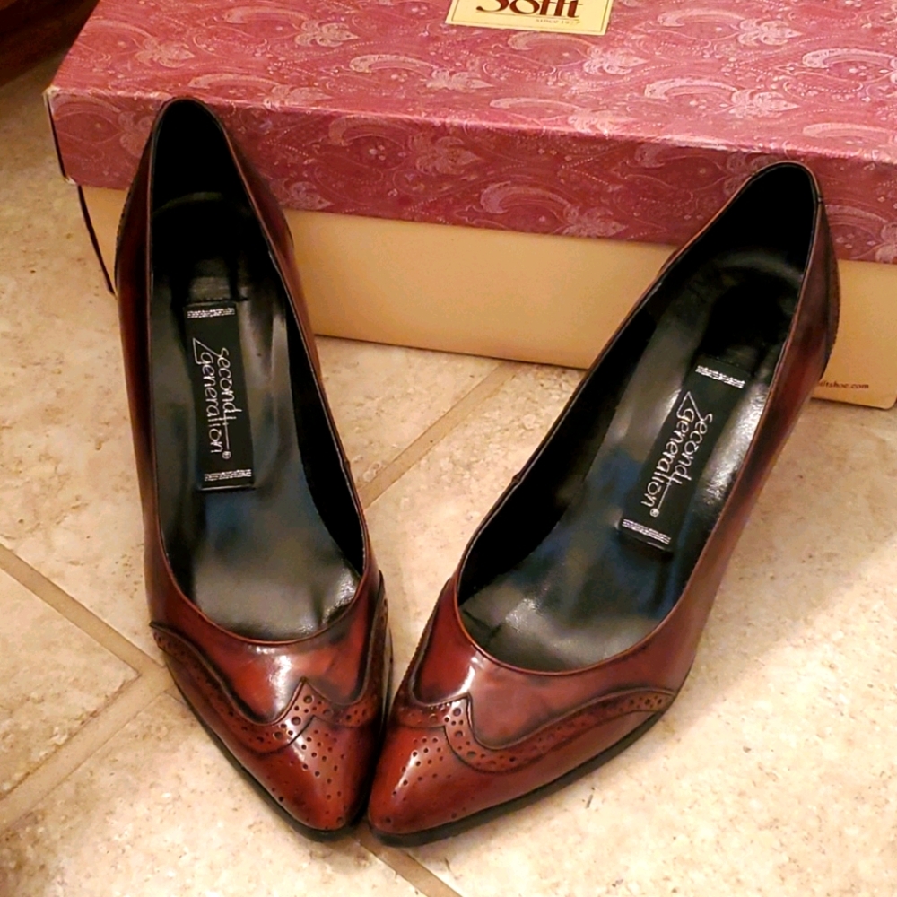 Second Generation Brown Pump Size 9 - image 1